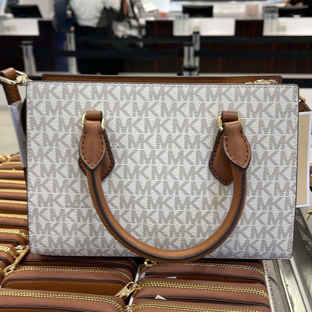 Michael Kors Small Sheila Satchel Crossbody
Vanilla
NWT - Picture 5 of 16